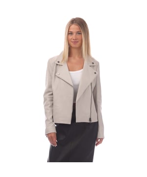 Damesjas Boss C_Saleli Leather Jacket.- Klassiek bikerjack van verantwoord natgrijs leer.- Speciale lederen badge met opdruk binnenin voor branding.- Ton-sur-ton jacquard logovoering.- Iconische gestreepte ophanglus en tape binnenin. Ref: 50457105041.