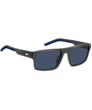 Ervaar het luxe en stijlvolle design van de Dark Blue Lens Matte Grey zonnebril van Tommy Hilfiger. Deze zonnebril is met precisie ontworpen en met zorg vervaardigd en biedt een unieke mix van elegantie en functionaliteit. Perfect voor elke gelegenheid, ze maken gegarandeerd een statement en tillen je stijl naar een hoger niveau!