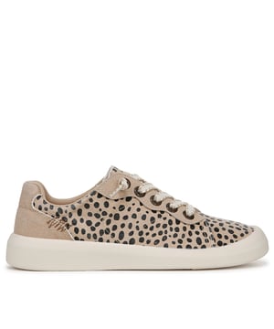 Dames Blowfish Malibu Boardwalk Slip On Trainers in dierenprint.Laidback lace-up pumps met vintage look details.- Stoffen bovenkant met allover dierenprint.- Ronde teen.- Slip-on ontwerp.- Elastische randen voor eenvoudig aan- en uittrekken.- Decoratieve vetersluiting met gemerkte metalen oogjes.- Handtekening Blowfish Malibu merk tab op tong.- Comfortabele voering van textiel.- Kussen voetbed van schuim.- Vegan.- Textiel bovenkant en voering Synthetische zool.- Ref: J2696F2251