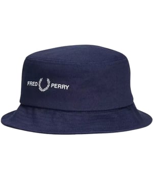 el accesorio perfecto para el verano, 100 % algodon, gorro de pescador y logotipo llamativo estampado. Sombrero azul marino frances, sombrero de cubo