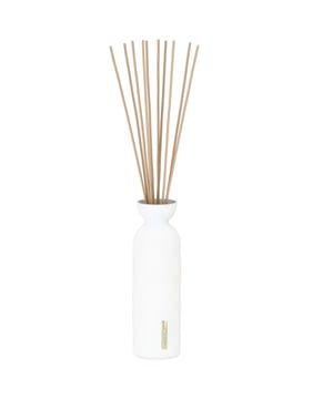 Experience the enchanting aroma of The Ritual of Sakura Reed Diffuser by Rituals. Inspired by the Japanese tradition of cherry blossom viewing, this diffuser fills your space with a refreshing and uplifting scent that celebrates joy. The fragrance opens with sweet green notes and nashi pear, leading to a heart of delicate cherry blossoms, anchored by orris at the base. Perfect for creating a serene atmosphere in any room, this vegan-friendly diffuser is easy to use—simply place the fragrance sticks in the oil and enjoy.