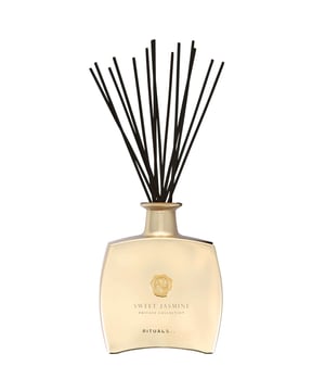 Transform your living space with the Rituals Private Collection Sweet Jasmine Fragrance Sticks. This exquisite diffuser features a blend of fruity and floral notes, starting with citrus and berries. The heart reveals a delightful mix of jasmine, peony, and lily-of-the-valley, while the base is enriched with warm sandalwood. Perfect for creating a calming atmosphere, this vegan-friendly product is easy to use—simply place the bottle in a stable spot and insert the sticks. Enhance your home with this elegant scent.
