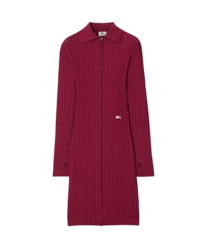 Blijf stijlvol en comfortabel in deze Burberry Ribbed EKD Long Sleeve Dress. Deze jurk heeft een volledige ritssluiting en een Thomas Burberry-monogram links in het midden. Hij is gemaakt van een hoogwaardige mix van viscose, polyamide en elastaan. Dankzij het geribbelde ontwerp accentueert deze jurk je rondingen perfect en is hij perfect voor elke gelegenheid. Laat je liefde voor luxe mode zien met deze must-have jurk van Burberry!