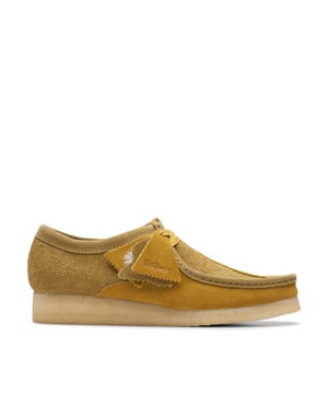 Onze legendarische Wallabee is terug met een lente-zomertwist in ultra-draagbare olijfkleurige tinten. Het bovenwerk is gemaakt van zacht suède met een vleugje textuur, terwijl elk iconisch paar is afgewerkt met veters met natuurlijke crêpe zolen en ton-sur-ton logo fobs met daarop een geborduurd madeliefje.- Bovenwerk van eersteklas glad en getextureerd olijfkleurig suède- Zolen van natuurlijk rubber met crêpe kiezels- Inclusief extra veter voor veelzijdig gebruik- Afgewerkt met drie Clarks Originals fobs