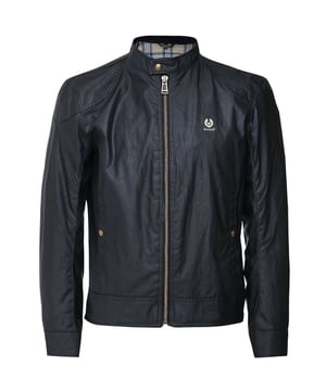 Experimente lo ultimo en versatilidad y estilo con la chaqueta negra Belstaff. Esta chaqueta ofrece calidez y un dise�o vanguardista, lo que le permite pasar sin esfuerzo de un look informal de dia a un elegante conjunto de noche. !Mantengase comodo y luzca increible con esta chaqueta imprescindible!, Chaqueta encerada, Material: 100% algodon, Material de algodon encerado, Insignia metalica de la marca, Corte estandar, Forro a cuadros, Cierre de cremallera, Abrigo negro, Bolsillos grandes con botones