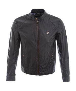 Experimente lo ultimo en versatilidad y estilo con la chaqueta azul marino oscuro de Belstaff. Esta chaqueta ofrece calidez y un dise�o vanguardista, lo que le permite pasar sin esfuerzo de un look informal de dia a un elegante conjunto de noche. !Mantengase comodo y luzca increible con esta chaqueta imprescindible!, Chaqueta encerada, Material: 100% algodon, Material de algodon encerado, Insignia metalica de la marca, Corte estandar, Forro a cuadros, Cierre de cremallera, Abrigo azul marino oscuro, Bolsillos grandes con botones