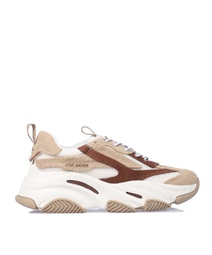 Steve Madden lanceert een exclusieve kleur van de Possession trainers bij schuh! Deze stevige sportschoenen hebben een beige-witte en warmbruine kleurstelling en zijn voorzien van een bovenwerk van leer en stof voor een gelaagde look.