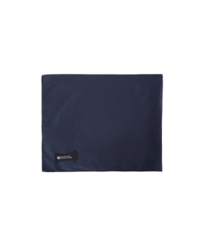 100% Polyester. Marke: Mountain Warehouse. Länge: 150 cm. Breite: 85 cm. Kompakt. Design: "Giant", Logo, gerippt. Gewebetechnik: Leicht. Gewebe: Weiche Haptik.