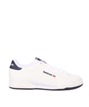Marke: Reebok. Obermaterial: Synthetischer Stoff. Einlegesohle: Schaumstoff, Wattiert, Synthetischer Stoff. Mittelsohle: Gestanztes EVA, Leicht, Stoßdämpfend. Laufsohle: Gummi. Ösen: 7. Gepolsterter Schaftrand. Absatz: Flach. niedrig geschnitten. Design: Kontrast Detail, Logo. Zehenstil: Rund. Zum Schnüren.