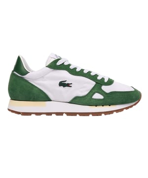 Marke: Lacoste. Obermaterial: Leder, Recyceltes Polyester, Wildleder. Futterstoff: PU (Polyurethan), Recyceltes Polyester, Stoff. Einlegesohle: Gummi, Synthetischer Stoff. Mittelsohle: Gummi. Laufsohle: EVA, Gummi. Gewebtes Etikett. Absatz: Flach. Design: Kontrastfarbe, Gesticktes Logo. Zum Schnüren.