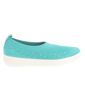 Marke: FitFlop. Obermaterial: Jerseyware, Stoff. Mittelsohle: gepolstert, Flexibel. Laufsohle: Gummi, Rutschfest. Anziehlasche. Absatz: Flach. niedrig geschnitten. Design: Logo. Zehenstil: Rund. Stil: Ballett. Zum Anschlüpfen.