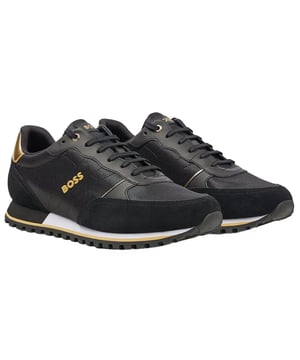 Marke: Boss. Obermaterial: Leder, Netzmaterial, Nylon, Wildleder. Mittelsohle: gepolstert. Laufsohle: langlebig, EVA (Ethyl-Vinylacetat), Gummi, Traktionsgriff. Ösen: 6. Flexibel, Leicht, Gefütterte Ferse, Tonale Schnürsenkel. Absatz: Flach. niedrig geschnitten. Design: Logo. Zehenstil: Rund. Zum Schnüren.