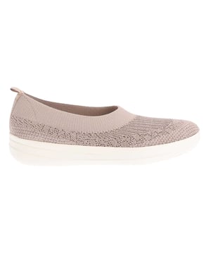 Marke: FitFlop. Obermaterial: Jerseyware, Stoff. Mittelsohle: gepolstert, Flexibel. Laufsohle: Gummi, Rutschfest. Anziehlasche. Absatz: Flach. niedrig geschnitten. Design: Logo. Zehenstil: Rund. Stil: Ballett. Zum Anschlüpfen.
