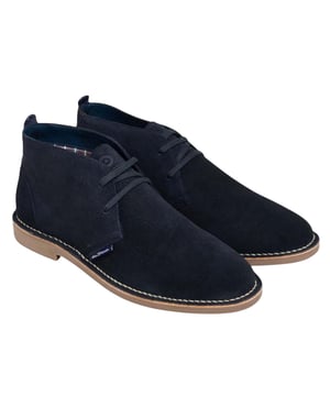 Marke: Ben Sherman. Obermaterial: Wildleder. Futterstoff: Kariert. Einlegesohle: Mit Markenzeichen. Ösen: 2. Anziehlasche. Absatz: Low Block Heel. Zum Fußgelenk. Design: Kontrastnähte, Logo, Unifarben. Zehenstil: Rund. Zum Schnüren.
