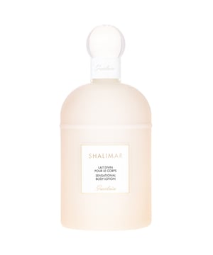 Genießen Sie den verzaubernden Reiz der Guerlain Shalimar Sensational Body Lotion. Diese luxuriöse Körperlotion kombiniert einen klassischen Amberduft mit einer reichen Mischung aus Zitrus-, Amber- und holzigen Noten. Die erfrischenden Kopfnoten von Bergamotte, Zitrone und Mandarine wecken Ihre Sinne, während das Herz ein Bouquet aus Iris, Patchouli, Vetiver, Jasmin und Rose enthüllt. Die Basisnoten von Weihrauch, Vanille und Moschus schaffen einen fesselnden Abschluss. Perfekt für den täglichen Gebrauch, hydratisiert und nährt diese Körperlotion Ihre Haut tiefenwirksam und hinterlässt sie weich und duftend. Erleben Sie die zeitlose Eleganz von Guerlain.