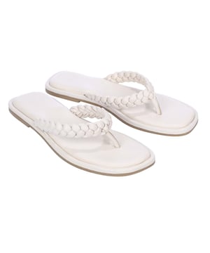 Marke: Dune London. Obermaterial: Leder. Futterstoff: Leder. Einlegesohle: Synthetischer Stoff. Laufsohle: Synthetischer Stoff. Geflochtener Riemen. Absatz: Flach. Design: Unifarben, Geflochten. Zehenstil: Pfosten. Zum Anschlüpfen.