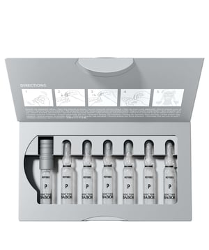 Entdecken Sie die transformative Kraft des Omorovicza Budapest Queen Serums, das entwickelt wurde, um Ihre Haut zu verjüngen. Dieses Anti-Aging-Serum reduziert die Faltentiefe in nur 30 Minuten und verleiht Ihrem Teint ein festeres und strahlenderes Aussehen. Angereichert mit Mittelmeer-Mikroalgen eignet es sich für alle Hauttypen, einschließlich empfindlicher Haut. Zu den wichtigsten Vorteilen gehören verbesserte Konturen und eine verbesserte Textur, die auf natürlichen Inhaltsstoffen basieren. Erhöhen Sie Ihre Hautpflegeroutine mit diesem veganen 30 ml Serum, ideal für die abendliche Anwendung auf einem gereinigten Gesicht.