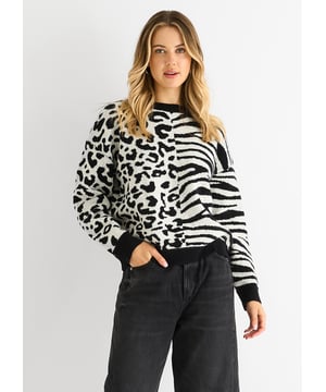 Blijf gedurfd en comfortabel met onze Zwarte Contrast Zebra Dierlijke Trui. Val op in stijl met de opvallende zebraprint en blijf knus met de zachte gebreide stof. Perfect voor een casual look die een statement maakt.