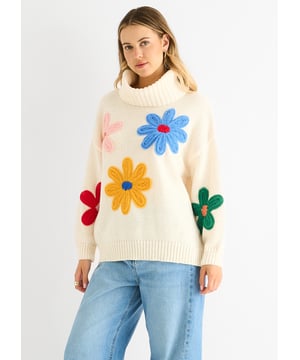 Zie er stijlvol en comfortabel uit in deze oversized trui met crèmekleurige bloemenapplicatie. Met zijn unieke bloemenapplicatie geeft deze trui elke outfit een vleugje casual elegantie. De oversized pasvorm zorgt voor een ontspannen en comfortabel gevoel, waardoor hij perfect is voor elke gelegenheid.