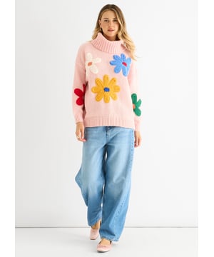 Blijf stijlvol en comfortabel met onze oversized trui met roze bloemenapplicatie. De bloemenapplicatie geeft dit casual kledingstuk een vleugje elegantie. Perfect voor een ontspannen dagje uit of om thuis te relaxen. Blijf trendy met onze oversized trui.