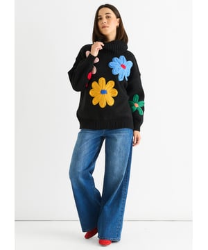 Mit unserem schwarzen Oversize-Pullover mit Blumenapplikationen bleiben Sie stilvoll und bequem. Dieser stilvolle Pullover verfügt über wunderschöne Blumenapplikationen und eine lockere, Oversize-Passform. Perfekt für einen lässigen und trendigen Look.