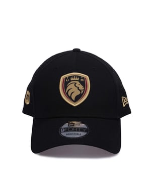 New Era Core 9FORTY Mostoles Cap in black.- Adjustable metal closure.- Structured crown and semi-curved visor.- Embroidered New Era flag at left.- 100% Cotton.- Ref: 60603647