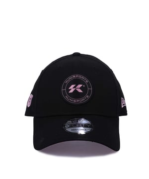 New Era Core 9FORTY Cap in black.- Adjustable metal closure.- Structured crown and semi-curved visor.- Embroidered New Era flag at left.- 100% Cotton.- Ref: 60603654