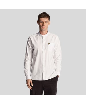 Opstaande kraag.Lange mouwen.Knoopsluiting.Knoopmanchetten.Signatuurlogo Lyle And Scott.Gevormde zoom.