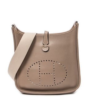 Hermès Bolsos Evelyne I PM Bolso de hombro en Etoupe Piel de becerro y Oro hardware. El producto esta en Perfectas Condiciones (AA).
  Dimensiones: 29x30x8 cm 
  Accesorios incluidos: Strap; Dustbag
  Notas de Interior: Ligeras manchas en el forro
  BrandCo Paris encuentra artículos raros y en las mejores condiciones a precios increíbles. ¡Vale la pena tener paciencia! Compra con confianza: todos los artículos de BrandCo Paris son seleccionados y autenticados cuidadosamente por nuestro equipo de expertos.
  Todos los artículos vienen con un certificado de autenticidad y un embalaje entregado por BrandCo Paris.
  Tabla de clasificación de la condición del artículo
  N (como nuevo)
  AA (perfecto estado)
  A (excelente estado)
  AB (muy buen estado)
  B (bueno/regular)