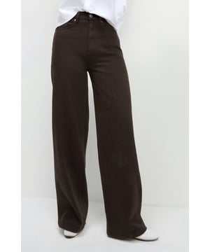 Fitting slim at the hips and loose through the leg, wide-leg jeans are the statement style that's incredibly comfy. This high-waisted pair comes in an authentic stretch denim that's made using soft cotton rich material. Wear them with heels for a leg-lengthening look or with trainers for a more dressed-down take.

32".