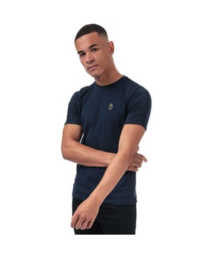100% Katoen. Ontwerp: Geborduurd logo, Effen. Halslijn: Crew Neck, Ribbed. Manchet: Ribbel. Mouwtype: Korte mouwen. Hem: Zijwaartse ventilatieopeningen. Merkband. M: 40 in.