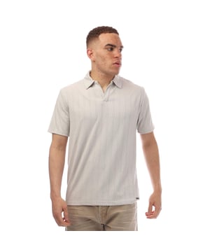 98% Polyester, 2% Elastan. Gewebe: Jerseyware. Design: Unifarben. Passform: Regulär. Kurzärmlig. Schaftrand zum Umklappen, V-Ausschnitt. M: 102 cm. L: 107 cm.