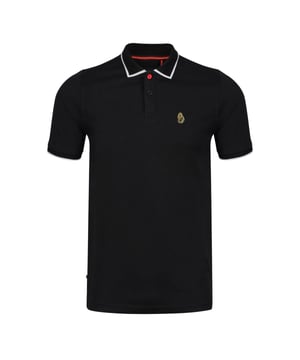 36% Modal, 33% Baumwolle, 31% Polyester. Design: Gesticktes Logo. Knopfleiste mit drei Knöpfen, Innere Knopfleiste, Schmal zulaufend, Trimm Detail. Passform: Regulär. GSM (Gramm pro Quadratmeter): 235. gerippt, Mit kontrastfarbenen Streifen, Schaftrand zum Umklappen. Bündchen: gerippt, Mit kontrastfarbenen Streifen. Kurzärmlig. S: 96,52 cm. M: 102 cm.