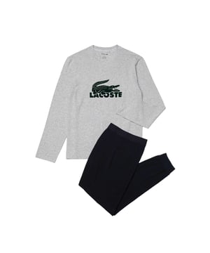 Materiaal: Katoen. Stof: Jersey, Stretch. Ontwerp: Logo. Zakken: 2 Zijzakken. Hals: Crew Neck. Taille: Elastisch, Geribd. Mouwtype: Extra lang. Manchet: Ribbel. Sluiting: Pull Over, Pull-On. Inhoud: 1 broek, 1 T-shirt. Pasvorm: Recht. XS: 34 in. S: 37 in.