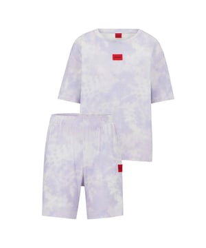 95% Viscose, 5% Elastaan. Stof: Jersey. Ontwerp: Digitale druk, Logo, Tie Dye. Zakken: 2 Zijzakken. Waistline: Elastiek. Hals: Ronde Hals. Mouwtype: Korte mouwen. Bevestiging: Pull-On. Geweven etiket. Inhoud: 1 korte broek, 1 T-shirt. Pasvorm: Relaxed model. 6 VK: 30 in. 8 UK: 32 in. 10 VK: 33 in. 12 VK: 35 in.