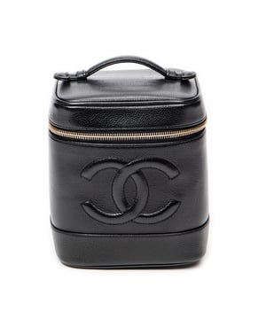 Chanel Bolsos CC Tall Vanity Case  Bolso en Negro Piel de becerro y Oro hardware. El producto esta en Excelentes Condiciones (A).
  Dimensiones: 15x12x17 cm 
  Accesorios incluidos: Sticker; Card
  Notas de Exterior: Ligeros rasguños en el cuerpo exterior
  BrandCo Paris encuentra artículos raros y en las mejores condiciones a precios increíbles. ¡Vale la pena tener paciencia! Compra con confianza: todos los artículos de BrandCo Paris son seleccionados y autenticados cuidadosamente por nuestro equipo de expertos.
  Todos los artículos vienen con un certificado de autenticidad y un embalaje entregado por BrandCo Paris.
  Tabla de clasificación de la condición del artículo
  N (como nuevo)
  AA (perfecto estado)
  A (excelente estado)
  AB (muy buen estado)
  B (bueno/regular)