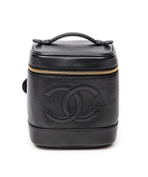 Chanel Bolsos CC Tall Vanity Case  Bolso en Negro Piel de becerro y Oro hardware. El producto esta en Excelentes Condiciones (A).
  Dimensiones: 15x12x17 cm 
  Accesorios incluidos: Sticker
  Notas de Exterior: Exterior ligeramente arrugado, Ligeros rasguños en el cuerpo exterior
  BrandCo Paris encuentra artículos raros y en las mejores condiciones a precios increíbles. ¡Vale la pena tener paciencia! Compra con confianza: todos los artículos de BrandCo Paris son seleccionados y autenticados cuidadosamente por nuestro equipo de expertos.
  Todos los artículos vienen con un certificado de autenticidad y un embalaje entregado por BrandCo Paris.
  Tabla de clasificación de la condición del artículo
  N (como nuevo)
  AA (perfecto estado)
  A (excelente estado)
  AB (muy buen estado)
  B (bueno/regular)