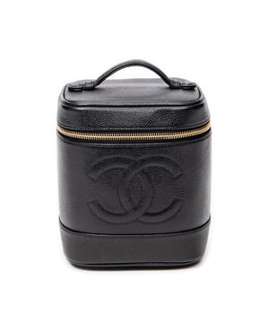 Chanel Bolsos CC Tall Vanity Case  Bolso en Negro Piel de becerro y Oro hardware. El producto esta en Excelentes Condiciones (A).
  Dimensiones: 15x12x17 cm 
  Accesorios incluidos: Sticker; Card
  
  BrandCo Paris encuentra artículos raros y en las mejores condiciones a precios increíbles. ¡Vale la pena tener paciencia! Compra con confianza: todos los artículos de BrandCo Paris son seleccionados y autenticados cuidadosamente por nuestro equipo de expertos.
  Todos los artículos vienen con un certificado de autenticidad y un embalaje entregado por BrandCo Paris.
  Tabla de clasificación de la condición del artículo
  N (como nuevo)
  AA (perfecto estado)
  A (excelente estado)
  AB (muy buen estado)
  B (bueno/regular)