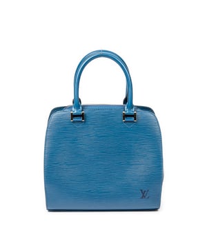 Louis Vuitton Tassen Pont-Neuf  Handtas in de Blauw Kalfsleer in de Gouden Messing  hardware. Het product is in In Uitstekende Staat (A).
  Afmetingen: 24x22x10 cm 
  Inclusief accessoires: None
  
  BrandCo Paris vindt zeldzame artikelen in de beste staat voor ongelooflijke prijzen. Het is de moeite waard om geduldig te zijn! Koop met vertrouwen: alle artikelen van BrandCo Paris worden zorgvuldig geselecteerd en geverifieerd door ons team van experts.

  Alle artikelen worden geleverd met een certificaat van echtheid en verpakt door BrandCo Paris.

  Classificatietabel voor de conditie van het artikel:

  N (als nieuw)
  AA (perfecte staat)
  A (uitstekende staat)
  AB (zeer goede staat)
  B (goede/redelijke staat)