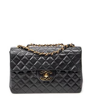 Chanel Bolsos Maxi Jumbo XL Flap  Bolso de hombro en Negro Piel de becerro y Oro hardware. El producto esta en Excelentes Condiciones (A).
  Dimensiones: 34x23x10 cm 
  Accesorios incluidos: Sticker; Card
  Notas de Exterior: Ligeros rasguños en el cuerpo exterior
  BrandCo Paris encuentra artículos raros y en las mejores condiciones a precios increíbles. ¡Vale la pena tener paciencia! Compra con confianza: todos los artículos de BrandCo Paris son seleccionados y autenticados cuidadosamente por nuestro equipo de expertos.
  Todos los artículos vienen con un certificado de autenticidad y un embalaje entregado por BrandCo Paris.
  Tabla de clasificación de la condición del artículo
  N (como nuevo)
  AA (perfecto estado)
  A (excelente estado)
  AB (muy buen estado)
  B (bueno/regular)
