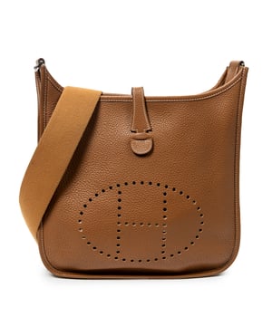 Hermès Taschen Evelyne II PM Umhängetasche und Gold Kalbsleder und Palladium hardware. Das Produkt ist auf in einwandfreiem Zustand (AA).
  Abmessungen: 29x30x8 cm 
  Zubehör inklusive: Strap; Dustbag; Box
  
  BrandCo Paris hat seltene Artikel und die besten Konditionen zu unglaublichen Preisen vorgestellt. Geduld lohnt sich! Kaufen Sie mit Vertrauen: Alle Artikel von BrandCo Paris sind von unserem Expertenteam ausgewählt und authentisch.
  Alle Artikel enthalten ein Echtheitszertifikat und wurden von BrandCo Paris übernommen.
  Tabelle zur Klassifizierung des Artikelzustands
  N (wie neu)
  AA (perfekter Zustand)
  A (ausgezeichneter Zustand)
  AB (sehr guter Zustand)
  B (gut/mittelmäßig)