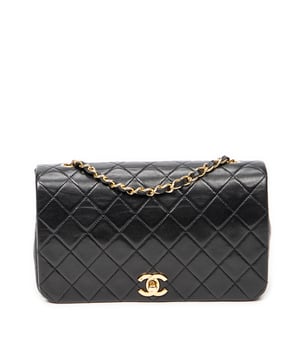Chanel Bolsos Mademoiselle Full Flap  Bolso de hombro en Negro Piel de becerro y Oro hardware. El producto esta en Excelentes Condiciones (A).
  Dimensiones: 23x14x6 cm 
  Accesorios incluidos: Sticker; Card
  Notas de Interior: Ligeros rasguños en el forro
  BrandCo Paris encuentra artículos raros y en las mejores condiciones a precios increíbles. ¡Vale la pena tener paciencia! Compra con confianza: todos los artículos de BrandCo Paris son seleccionados y autenticados cuidadosamente por nuestro equipo de expertos.
  Todos los artículos vienen con un certificado de autenticidad y un embalaje entregado por BrandCo Paris.
  Tabla de clasificación de la condición del artículo
  N (como nuevo)
  AA (perfecto estado)
  A (excelente estado)
  AB (muy buen estado)
  B (bueno/regular)