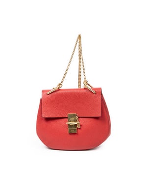 Chloé Bolsos Small Drew  Bolso de hombro en Rojo Piel de becerro y Oro hardware. El producto esta en Excelentes Condiciones (A).
  Dimensiones: 23x20x7 cm 
  Accesorios incluidos: Card
  
  BrandCo Paris encuentra artículos raros y en las mejores condiciones a precios increíbles. ¡Vale la pena tener paciencia! Compra con confianza: todos los artículos de BrandCo Paris son seleccionados y autenticados cuidadosamente por nuestro equipo de expertos.
  Todos los artículos vienen con un certificado de autenticidad y un embalaje entregado por BrandCo Paris.
  Tabla de clasificación de la condición del artículo
  N (como nuevo)
  AA (perfecto estado)
  A (excelente estado)
  AB (muy buen estado)
  B (bueno/regular)