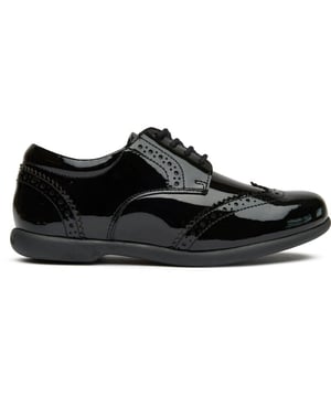 Zapatos Bridget Hush Puppies negros para bebé, fabricados en piel y suela de goma. Presentan acabado charol, suela de goma con tacos, plantilla cómoda y horma estándar.