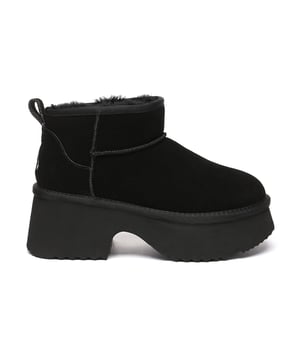 EVERAU Stiefel – 3 Looks in 1  
Lieben Sie es, Ihren Stil zu ändern? Die EVERAU Stiefel bieten drei unterschiedliche Looks in einem eleganten Design, dank eines intelligenten, faltbaren Schaftes, der vielseitiges Styling ermöglicht. Ob Sie sie hoch, mittel oder umgeschlagen tragen, diese Stiefel passen sich Ihrem Outfit und Ihrem Tag an.  
Hergestellt aus hochwertiger doppelseitiger australischer Schafswolle und mit ultra-weicher Wolle gefüttert, bieten sie atmungsaktiven Komfort, hervorragende Feuchtigkeitsregulierung und natürlichen Geruchsresistenz. Der kurze Schaft, umwickelt mit Wolle, fühlt sich sanft auf der Haut an und sorgt den ganzen Tag für Gemütlichkeit.  
Entwickelt für mehr als nur Wärme, bietet die 4 cm hohe Plateausohle einen subtilen Höhenvorteil und gleichzeitig gepolsterten, leichten Halt bei jedem Schritt. Die langlebige EVA-Laufsohle sorgt für lang anhaltenden Tragekomfort und zuverlässigen Grip bei Ihren täglichen Abenteuern.  
Stylisch, funktional und endlos vielseitig – die EVERAU Kurzstiefel sind das perfekte Basic für kalte Tage und ein durchdachtes Geschenk für Freunde und Familie.  
Hauptmerkmale:

- 3-in-1 faltbarer Schaft: Wechseln Sie zwischen drei Stilen mit einem Paar Stiefeln.  
- Doppelseitige Schafswolle: Weich, atmungsaktiv und natürlich temperaturregulierend.  
- 100% Wollfutter & Einlegesohle: Bietet außergewöhnliche Wärme und langanhaltenden Komfort.  
- Feuchtigkeitsregulierung & Geruchs Kontrolle: Hält die Füße frisch, trocken und bequem.  
- 4 cm Plateausohle: Fügt Höhe mit sanfter, federnder Unterstützung hinzu.  
- Langlebige EVA-Außensohle: Bietet zuverlässigen Halt und Langlebigkeit.  
- Mit Merinowolle umwickelter Schaft: Ultra fein und hautfreundlich für täglichen Komfort.  
- Vielfältiger Stil: Perfekt für gemütliche Hausbekleidung oder stilvolle Winteroutfits.  
- Geschenkbereit: Eine großartige Wahl für ein praktisches, aber modisches Wintergeschenk.  

Materialien:

- Obermaterial: Doppelseitige Schafswolle  
- Futter: Schafswolle  
- Einlegesohle: Schafswolle  
- Sohle: EVA  
- Plattformhöhe: 4 cm  