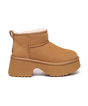 EVERAU Stiefel – 3 Looks in 1  
Lieben Sie es, Ihren Stil zu ändern? Die EVERAU Stiefel bieten drei unterschiedliche Looks in einem eleganten Design, dank eines intelligenten, faltbaren Schaftes, der vielseitiges Styling ermöglicht. Ob Sie sie hoch, mittel oder umgeschlagen tragen, diese Stiefel passen sich Ihrem Outfit und Ihrem Tag an.  
Hergestellt aus hochwertiger doppelseitiger australischer Schafswolle und mit ultra-weicher Wolle gefüttert, bieten sie atmungsaktiven Komfort, hervorragende Feuchtigkeitsregulierung und natürlichen Geruchsresistenz. Der kurze Schaft, umwickelt mit Wolle, fühlt sich sanft auf der Haut an und sorgt den ganzen Tag für Gemütlichkeit.  
Entwickelt für mehr als nur Wärme, bietet die 4 cm hohe Plateausohle einen subtilen Höhenvorteil und gleichzeitig gepolsterten, leichten Halt bei jedem Schritt. Die langlebige EVA-Laufsohle sorgt für lang anhaltenden Tragekomfort und zuverlässigen Grip bei Ihren täglichen Abenteuern.  
Stylisch, funktional und endlos vielseitig – die EVERAU Kurzstiefel sind das perfekte Basic für kalte Tage und ein durchdachtes Geschenk für Freunde und Familie.  
Hauptmerkmale:

- 3-in-1 faltbarer Schaft: Wechseln Sie zwischen drei Stilen mit einem Paar Stiefeln.  
- Doppelseitige Schafswolle: Weich, atmungsaktiv und natürlich temperaturregulierend.  
- 100% Wollfutter & Einlegesohle: Bietet außergewöhnliche Wärme und langanhaltenden Komfort.  
- Feuchtigkeitsregulierung & Geruchs Kontrolle: Hält die Füße frisch, trocken und bequem.  
- 4 cm Plateausohle: Fügt Höhe mit sanfter, federnder Unterstützung hinzu.  
- Langlebige EVA-Außensohle: Bietet zuverlässigen Halt und Langlebigkeit.  
- Mit Merinowolle umwickelter Schaft: Ultra fein und hautfreundlich für täglichen Komfort.  
- Vielfältiger Stil: Perfekt für gemütliche Hausbekleidung oder stilvolle Winteroutfits.  
- Geschenkbereit: Eine großartige Wahl für ein praktisches, aber modisches Wintergeschenk.  

Materialien:

- Obermaterial: Doppelseitige Schafswolle  
- Futter: Schafswolle  
- Einlegesohle: Schafswolle  
- Sohle: EVA  
- Plattformhöhe: 4 cm  