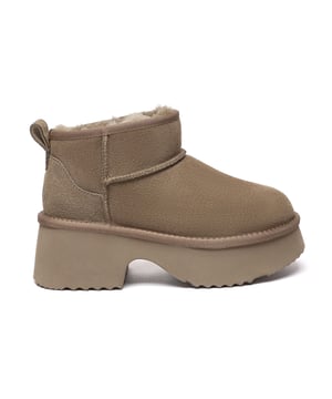 EVERAU Stiefel – 3 Looks in 1  
Lieben Sie es, Ihren Stil zu ändern? Die EVERAU Stiefel bieten drei unterschiedliche Looks in einem eleganten Design, dank eines intelligenten, faltbaren Schaftes, der vielseitiges Styling ermöglicht. Ob Sie sie hoch, mittel oder umgeschlagen tragen, diese Stiefel passen sich Ihrem Outfit und Ihrem Tag an.  
Hergestellt aus hochwertiger doppelseitiger australischer Schafswolle und mit ultra-weicher Wolle gefüttert, bieten sie atmungsaktiven Komfort, hervorragende Feuchtigkeitsregulierung und natürlichen Geruchsresistenz. Der kurze Schaft, umwickelt mit Wolle, fühlt sich sanft auf der Haut an und sorgt den ganzen Tag für Gemütlichkeit.  
Entwickelt für mehr als nur Wärme, bietet die 4 cm hohe Plateausohle einen subtilen Höhenvorteil und gleichzeitig gepolsterten, leichten Halt bei jedem Schritt. Die langlebige EVA-Laufsohle sorgt für lang anhaltenden Tragekomfort und zuverlässigen Grip bei Ihren täglichen Abenteuern.  
Stylisch, funktional und endlos vielseitig – die EVERAU Kurzstiefel sind das perfekte Basic für kalte Tage und ein durchdachtes Geschenk für Freunde und Familie.  
Hauptmerkmale:

- 3-in-1 faltbarer Schaft: Wechseln Sie zwischen drei Stilen mit einem Paar Stiefeln.  
- Doppelseitige Schafswolle: Weich, atmungsaktiv und natürlich temperaturregulierend.  
- 100% Wollfutter & Einlegesohle: Bietet außergewöhnliche Wärme und langanhaltenden Komfort.  
- Feuchtigkeitsregulierung & Geruchs Kontrolle: Hält die Füße frisch, trocken und bequem.  
- 4 cm Plateausohle: Fügt Höhe mit sanfter, federnder Unterstützung hinzu.  
- Langlebige EVA-Außensohle: Bietet zuverlässigen Halt und Langlebigkeit.  
- Mit Merinowolle umwickelter Schaft: Ultra fein und hautfreundlich für täglichen Komfort.  
- Vielfältiger Stil: Perfekt für gemütliche Hausbekleidung oder stilvolle Winteroutfits.  
- Geschenkbereit: Eine großartige Wahl für ein praktisches, aber modisches Wintergeschenk.  

Materialien:

- Obermaterial: Doppelseitige Schafswolle  
- Futter: Schafswolle  
- Einlegesohle: Schafswolle  
- Sohle: EVA  
- Plattformhöhe: 4 cm  