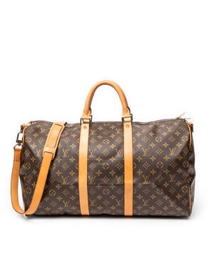Louis Vuitton Bolsos Keepall Bandouliere 50 Bolsa de viaje en Marrón Lona recubierta y Latón dorado hardware. El producto esta en Muy Buenas Condiciones (AB).
  Dimensiones: 50x26x22 cm 
  Accesorios incluidos: Strap
  Notas de Exterior: Marcas de agua en vachetta
  BrandCo Paris encuentra artículos raros y en las mejores condiciones a precios increíbles. ¡Vale la pena tener paciencia! Compra con confianza: todos los artículos de BrandCo Paris son seleccionados y autenticados cuidadosamente por nuestro equipo de expertos.
  Todos los artículos vienen con un certificado de autenticidad y un embalaje entregado por BrandCo Paris.
  Tabla de clasificación de la condición del artículo
  N (como nuevo)
  AA (perfecto estado)
  A (excelente estado)
  AB (muy buen estado)
  B (bueno/regular)