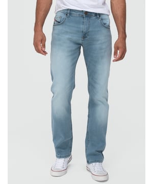 Stilvoll, bequem und allzeit bereit Die Lorenzo Loren Herren Jeans Regular Fit Blau LL-4017 vereint klassischen Look mit einem modernen Touch. Die graue Stonewashed-Optik im angesagten Used-Look verleiht Ihnen das gewisse Etwas, egal ob im Büro, bei einem Treffen mit Freunden oder bei einem entspannten Spaziergang. Mit dieser Jeans setzen Sie auf einen Style, der zeitlos und gleichzeitig voll im Trend ist.  Material, das überzeugt – Qualität, die bleibt Gefertigt aus 98% Baumwolle und 2% Elasthan, bietet diese Jeans ein unvergleichliches Tragegefühl. Der Stretch-Anteil sorgt für maximale Bewegungsfreiheit, während der robuste Stoff Langlebigkeit garantiert. Der praktische Reißverschluss und die Regular-Fit-Passform machen sie zu einem idealen Begleiter für den Alltag. Perfekt abgestimmt auf Männer, die Komfort und Stil zu schätzen wissen.  Einfach zu kombinieren – für jeden Anlass gemacht Die Lorenzo Loren LL-4017 Herren Jeans lässt sich mühelos stylen: Kombinieren Sie sie mit einem eleganten Hemd für den Business-Casual-Look oder tragen Sie sie mit einem Hoodie und Sneakern für einen entspannten Freizeitlook. Die neutrale graue Farbe passt perfekt zu allen Outfits und macht sie zu einem unverzichtbaren Basic in Ihrer Garderobe.