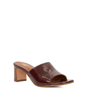 Slip on Jule, a pair of minimalist yet striking mules made from premium fabrics and set on a mid heel. The perfect finishing touch for any outfit, whether paired with jeans or dresses, they bring a bold retro-inspired edge to your look while keeping you comfortable all season long.